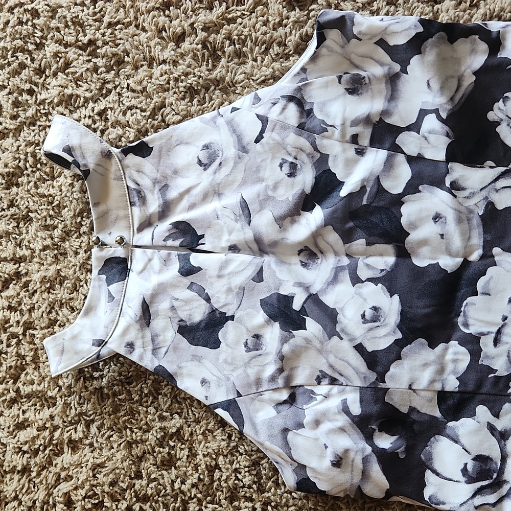 White House Black Market floral Black and white tank size 6 - Picture 10 of 13